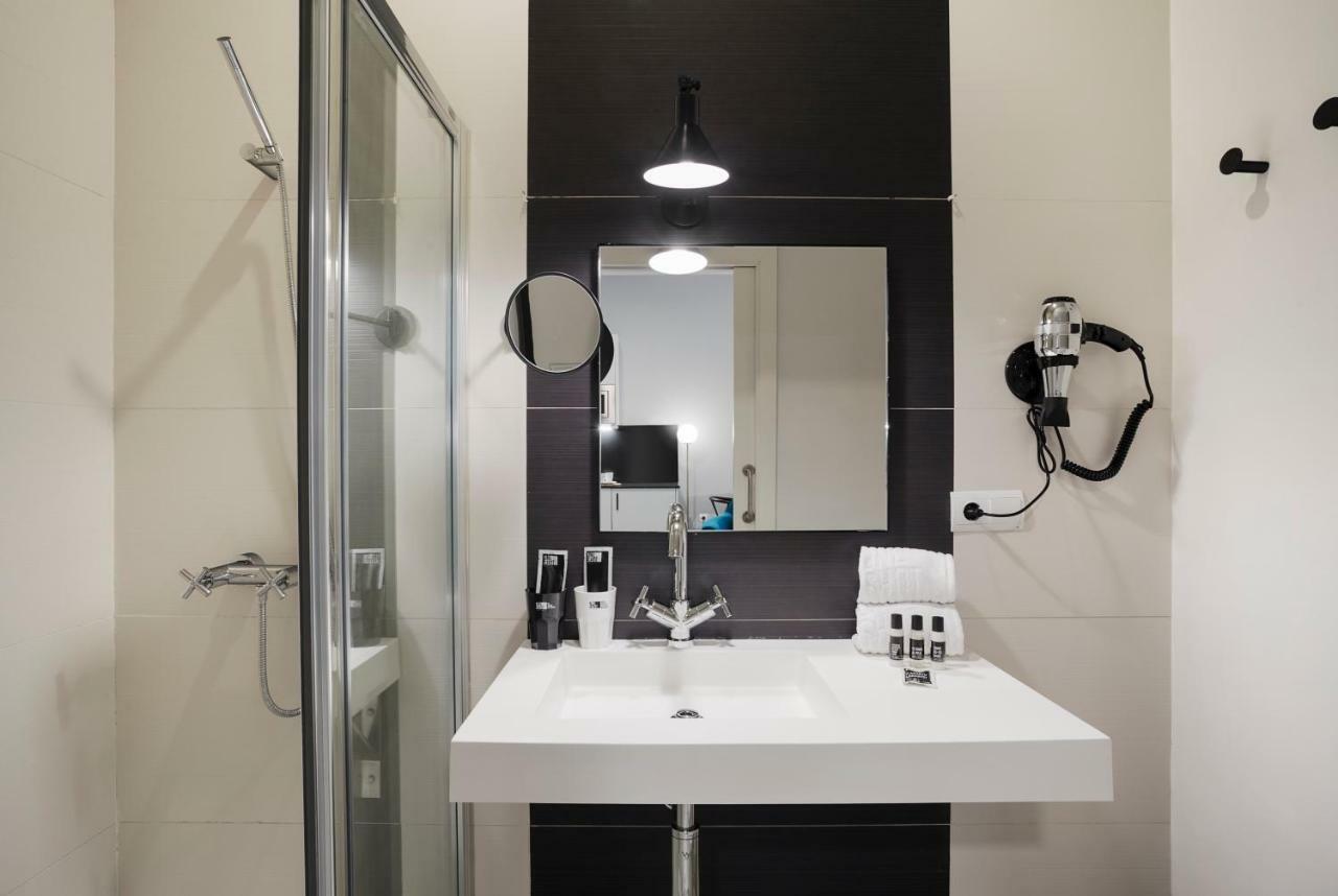 Apartamentos One Shot Conde De Torrejon Seville Exterior photo