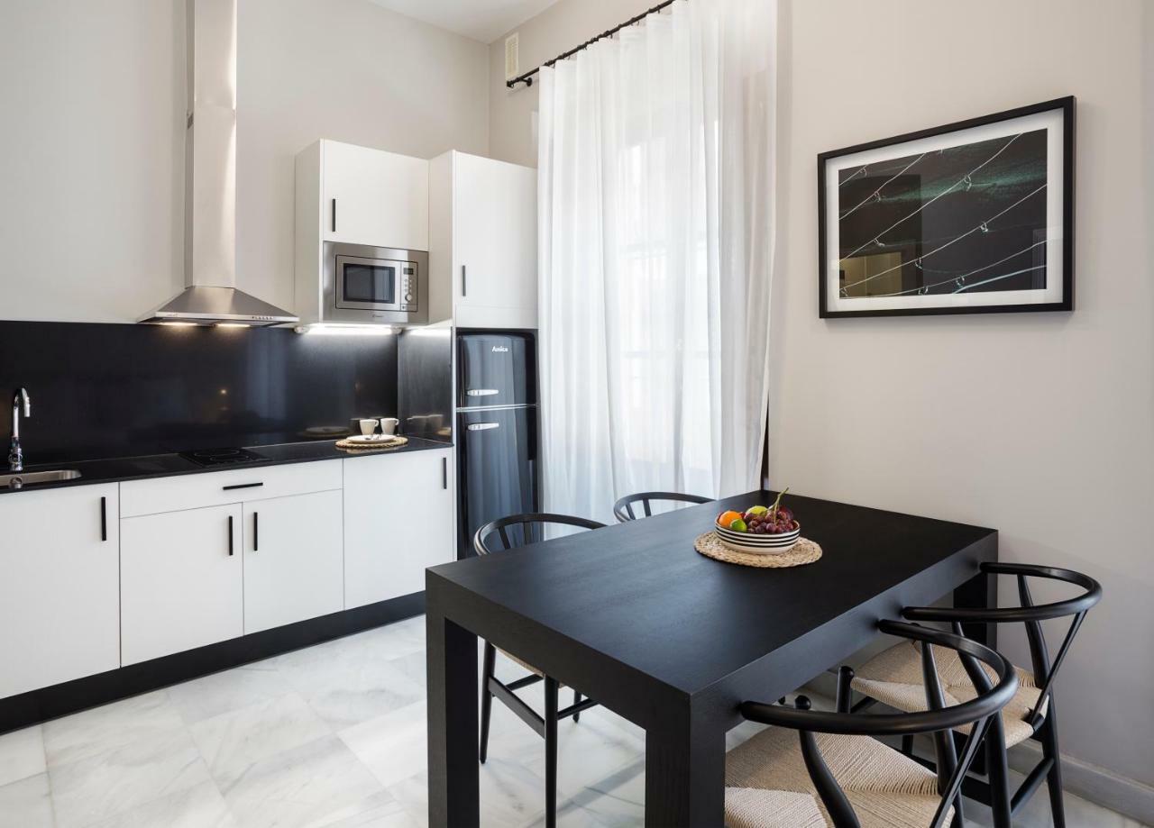 Apartamentos One Shot Conde De Torrejon Seville Exterior photo